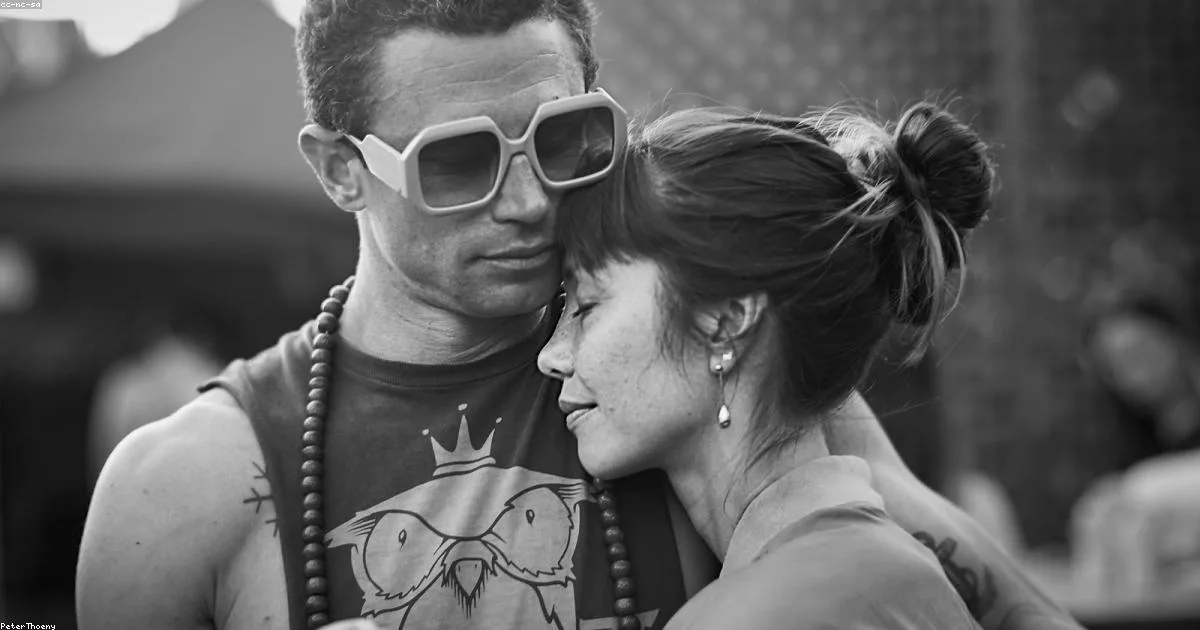 Soft Launch vs Hard Launch: What Your Relationship Reveal Says About You